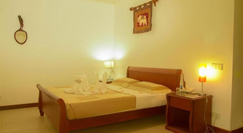 Hotel Villa Viana Marawila Esterno foto