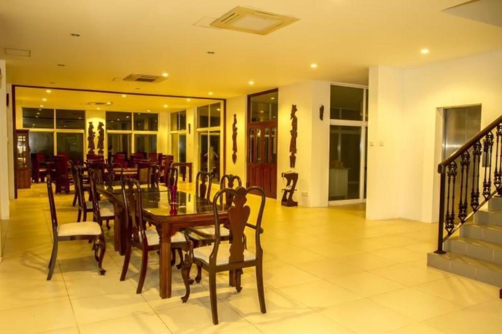 Hotel Villa Viana Marawila Esterno foto